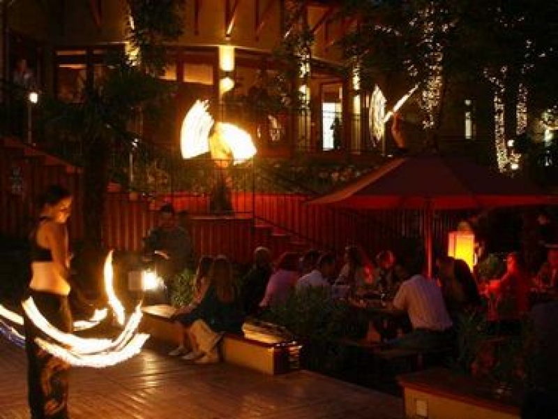 ÉTTERMEKBE & SZÓRAKOZÓHELYEKRE<br>“TÜZES FOGADÓ”