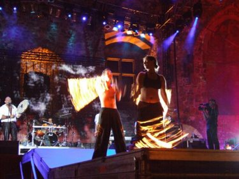 SZÍNPADRA<br>“TÜZES EGYÜTTES & HÁTTÉR-TŰZTÁNC”